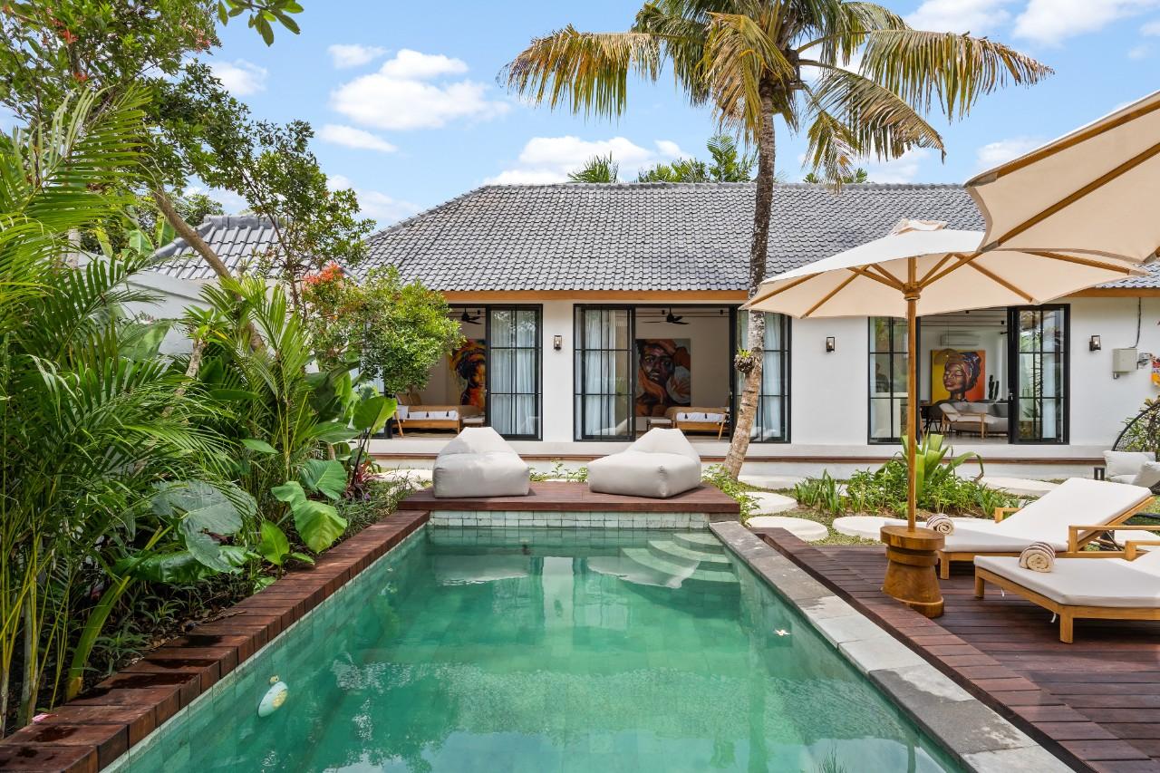 Swimming pool,Exterior,Garden