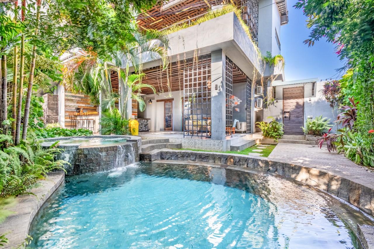 Swimming pool,Exterior,Garden