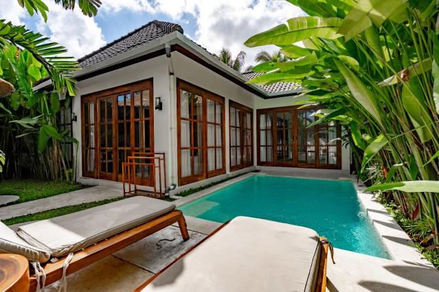 Swimming pool,Exterior,Garden